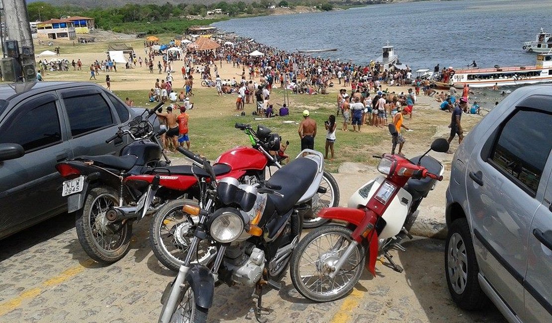 Em Traipu, visitantes lotaram o Rio São Francisco no primeiro dia do ano
