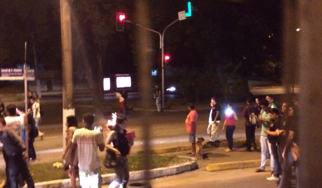 Universitários bloqueiam Av. Fernandes Lima em protesto contra assaltos