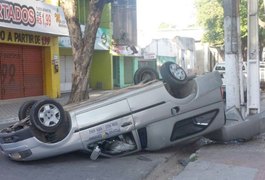 Após sair de cemitério, carro de funerária se envolve em acidente e capota em Maceió