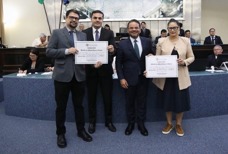 Filme 'Impeachment - Setembro, 1957, Sexta-feira 13' é exibido na Assembleia e realizadores da obra são homenageados