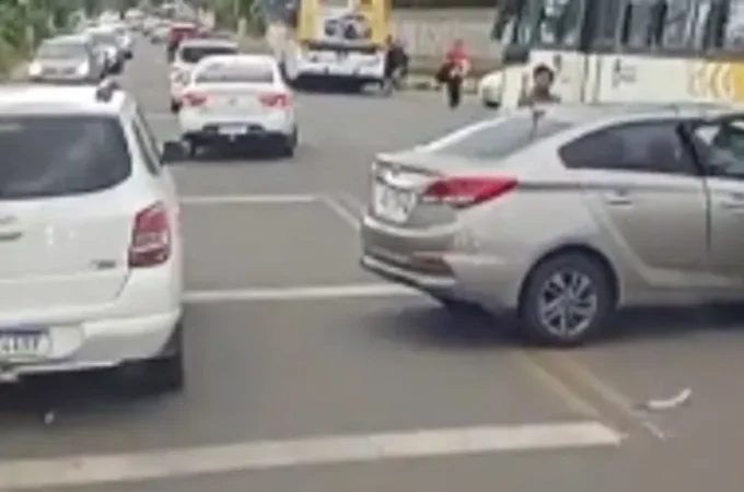 Acidente entre ônibus, carro e moto deixa homem ferido e trânsito lento na AL-101 Norte, na parte baixa de Maceió