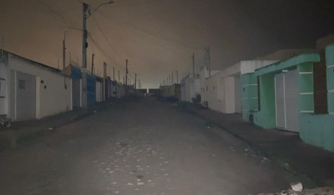 Moradores de bairros de Arapiraca e Coité do Nóia estão há várias horas sem energia elétrica