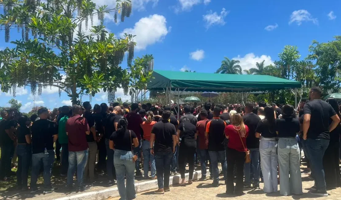 Comoção, aplausos e homenagens marcam despedida de supervisor do CRB assassinado em Maceió