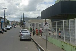 Motociclista embriagado atinge carro em frente a supermercado e é detido por populares em Arapiraca