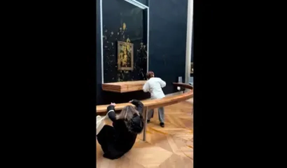 Ativistas jogam sopa em pintura de Monalisa, no museu em Paris
