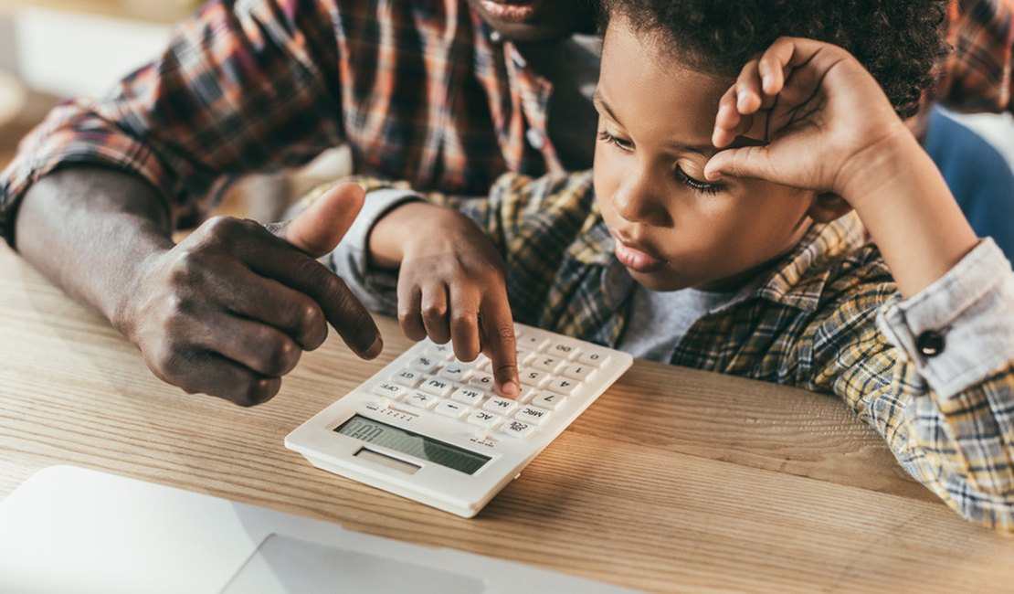 Ensinar uma criança a poupar é importante, defende educador