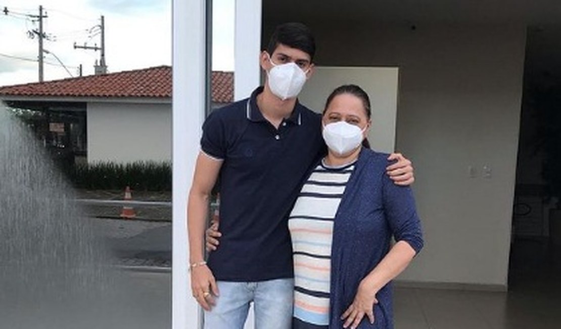 Dois dias após alta hospitalar, mãe de cantor arapiraquense morre em Maceió