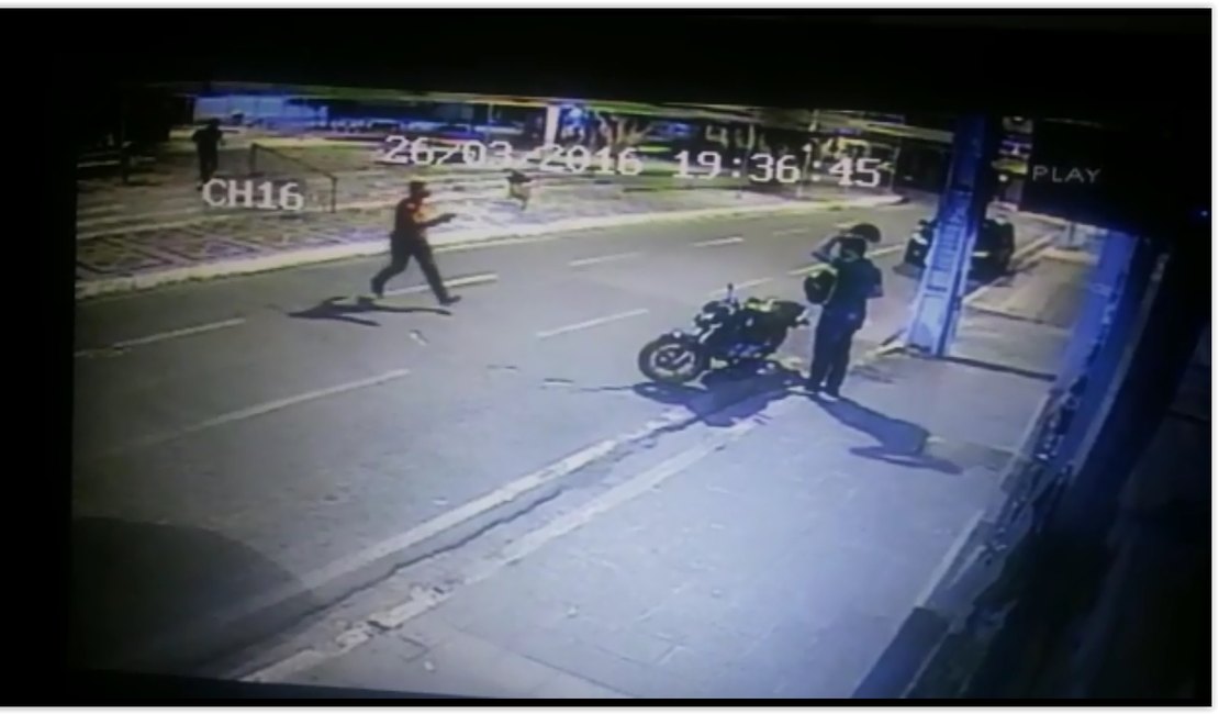 Vídeo mostra momento em que criminosos roubam moto na Praça Marques em Arapiraca
