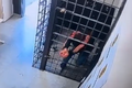 Preso passa por buraco em grade de cela e foge de delegacia em Florianópolis