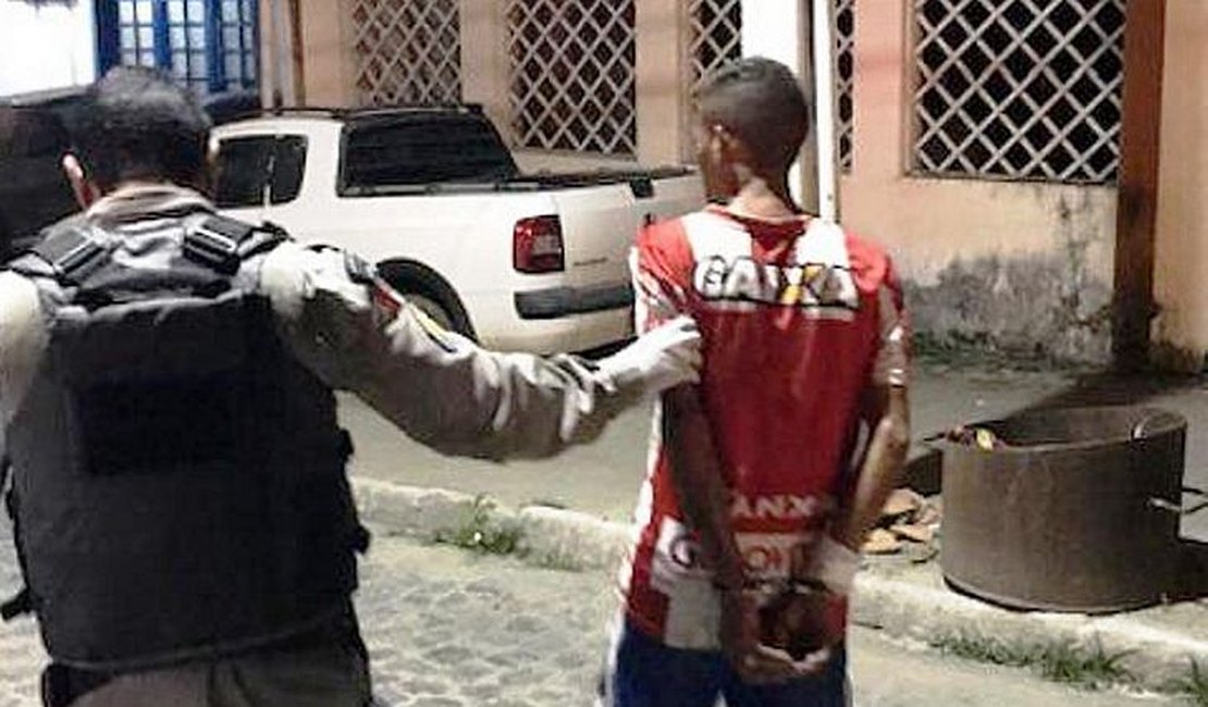 Cobrador de van fica ferido depois de imobilizar assaltante armado com faca