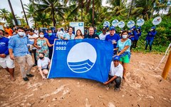 Bandeira Azul é hasteada na praia do Patacho, em Porto de Pedras