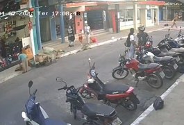 Casal é flagrado furtando capacete no Centro de Arapiraca