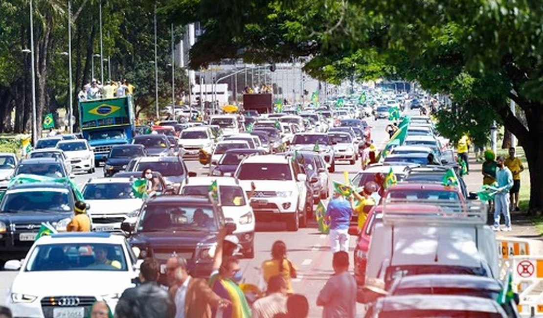 Manifestantes chamam Moro de ‘Judas’ e pedem saída de Maia da presidência da Câmara