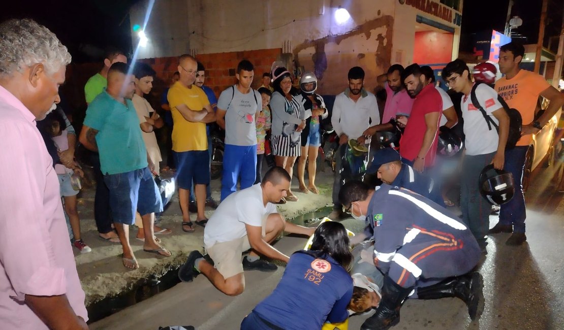 Condutor de motocicleta fica ferido após colidir em outros dois veículos e cair da moto, em Arapiraca