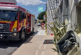 Medidor de energia pega fogo em restaurante no Centro de Arapiraca