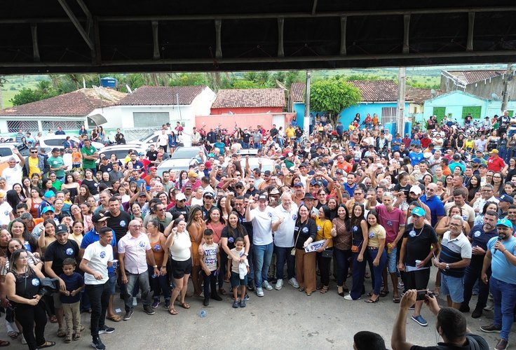 Feira Grande registra grande mobilização popular em adesivaço liderado pelo prefeito Dário Roberto