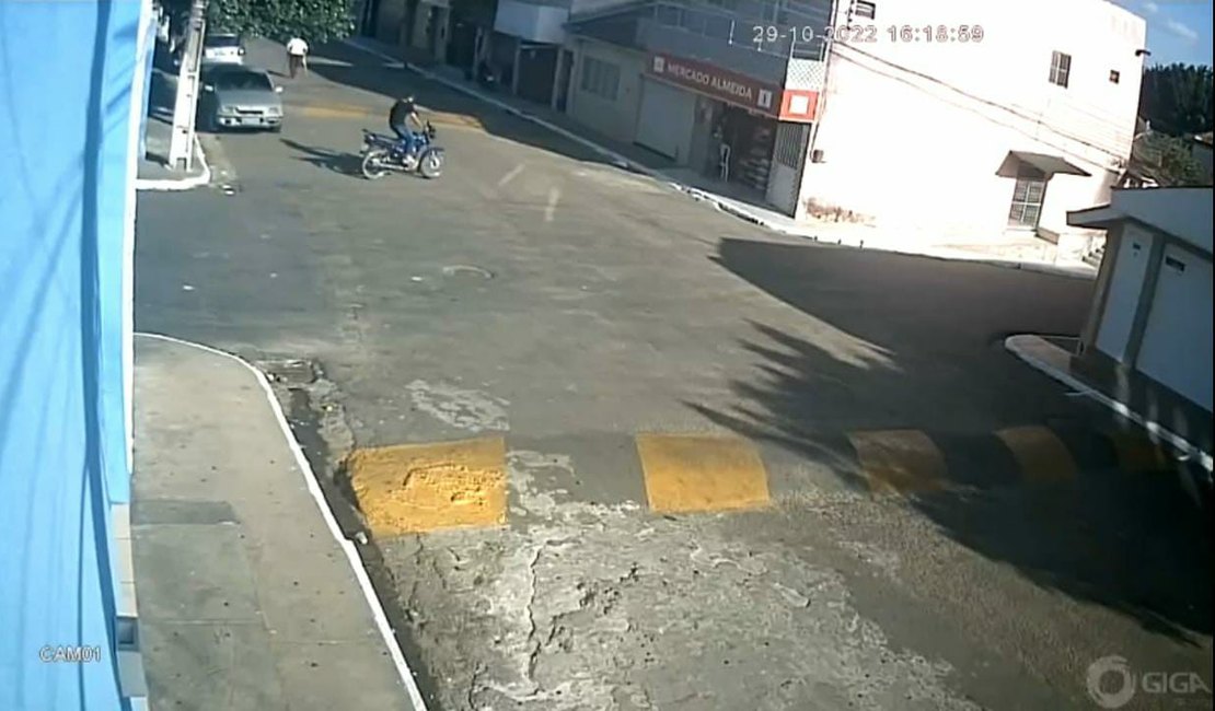 VÍDEO: Condutor em moto desgovernada invade mercadinho de Feira Grande