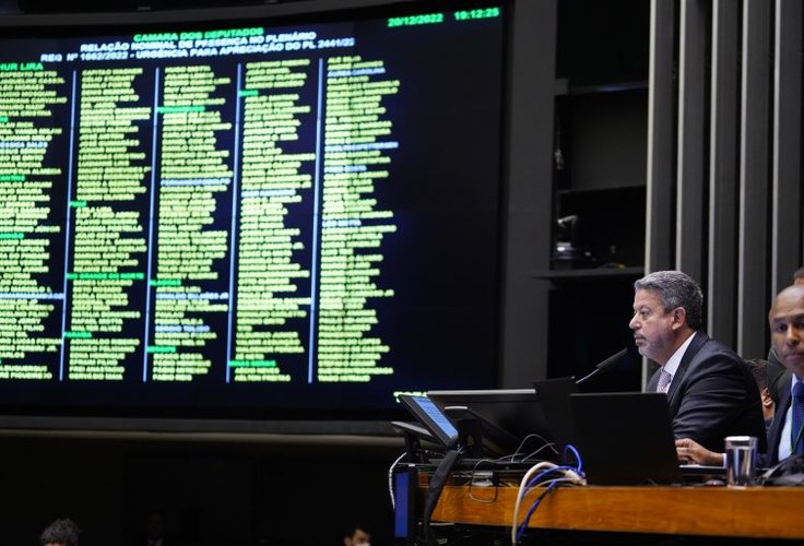 Câmara aprova texto-base da PEC da Transição e votação será concluída nesta quarta-feira