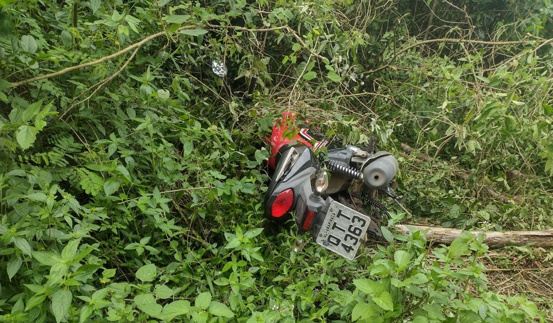 Motocicleta roubada de policial militar é encontrada sem as duas rodas em matagal de Arapiraca