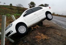 Motorista perde controle de carro e tomba veículo na AL 105