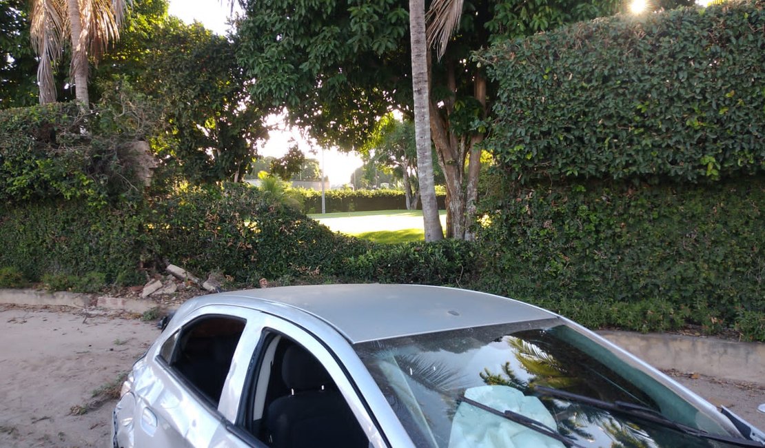Motorista perde o controle da direção e carro quebra muro de casa em Arapiraca