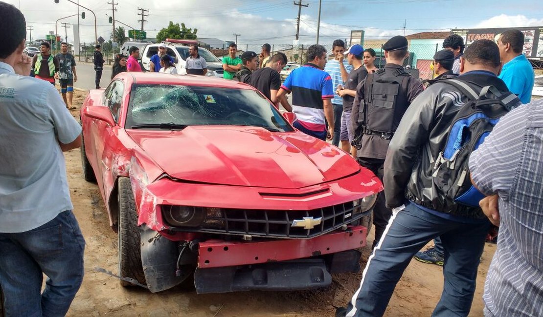 VÍDEO: Jogador de futebol se envolve em acidente e atropela funcionário da UE em Arapiraca