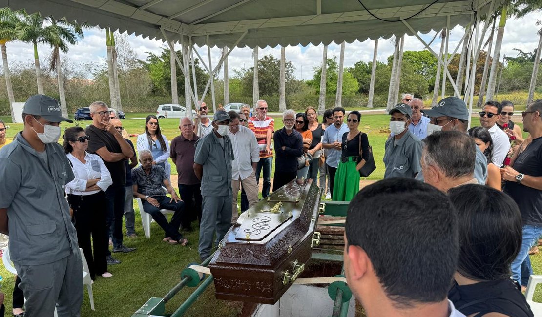 Corpo do historiador Zezito Guedes é sepultado em Arapiraca
