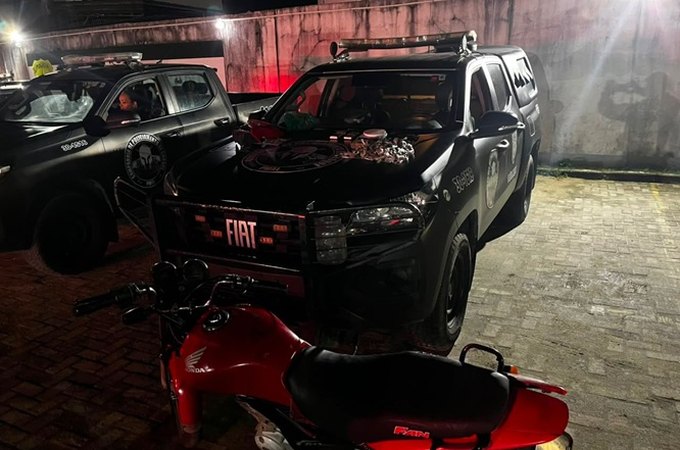 Ação da Companhia de Choque prende dois homens por tráfico de drogas e recupera moto roubada no Vergel