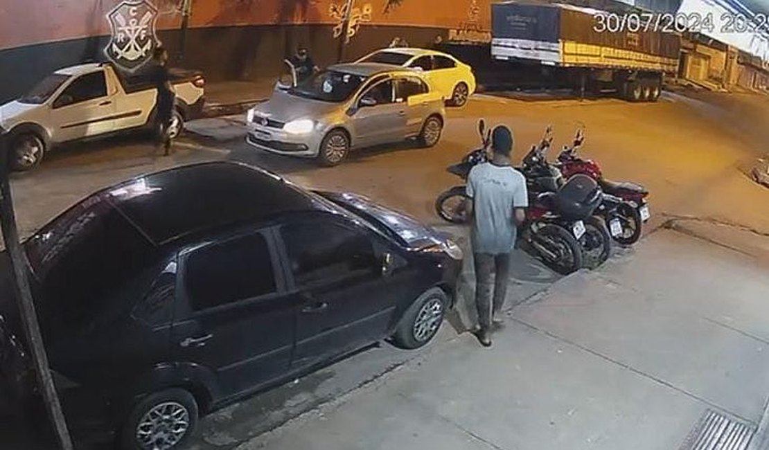 Câmera de segurança flagra trio criminoso roubando carro de motorista por aplicativo, em Maceió; assista