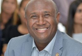 Com covid-19, cantor gospel Irmão Lázaro é entubado e aguarda transferência para hospital de Salvador