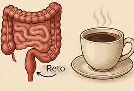 A prática de colocar café no reto que viralizou e traz riscos à saúde
