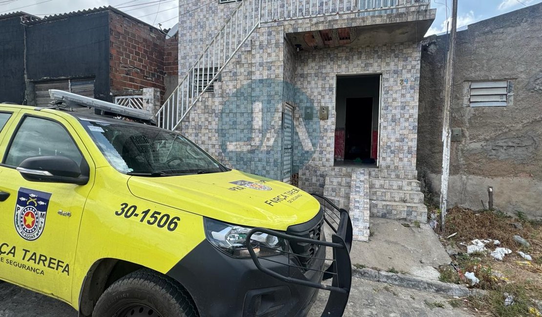 Homem apenas de cueca é assassinado a pauladas em residência no Manoel Teles