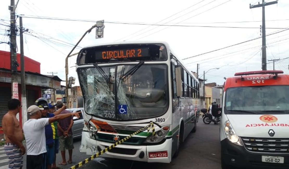 Colisão entre ônibus deixa cinco pessoas feridas em Maceió