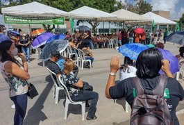 Sem reajuste, professores de Arapiraca realizam protesto na frente da Prefeitura