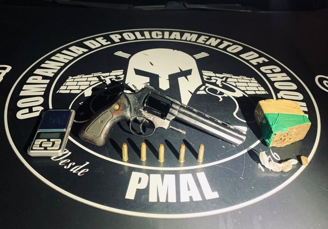 Homem é preso com arma de fogo e drogas após tentar fugir da polícia em Maceió