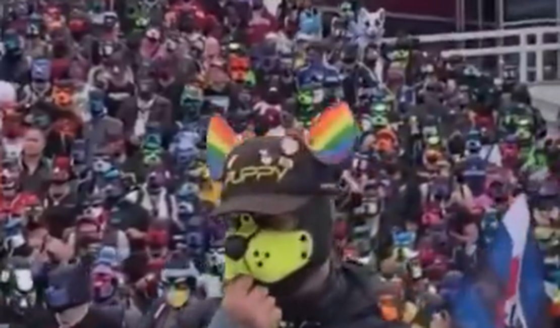 Marcha reúne mais de mil fetichistas com máscaras de cão na Alemanha