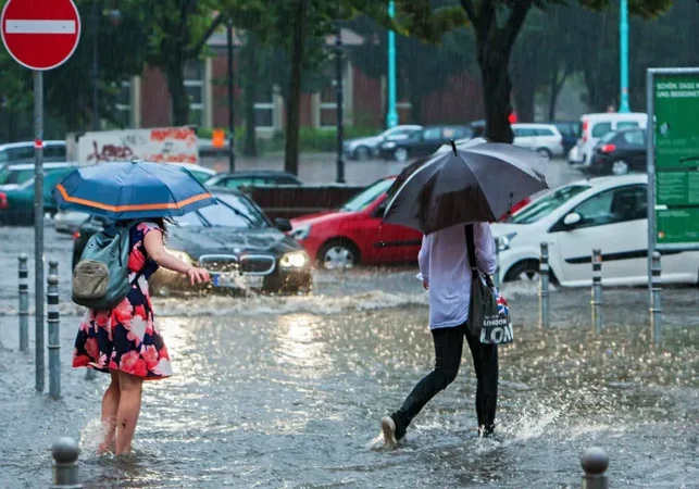 Inmet emite alerta laranja para tempestades e ventos acima de 100 km/h no Brasil