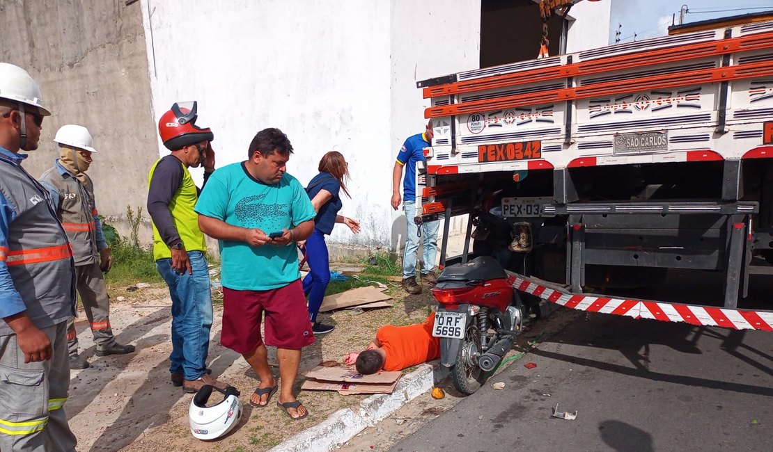 Motociclista perde o controle e bate na traseira de caminhão em Arapiraca