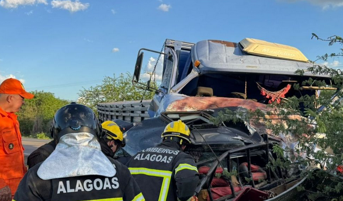 Três feirantes morrem e homem fica ferido em colisão entre dois veículos em Delmiro Gouveia