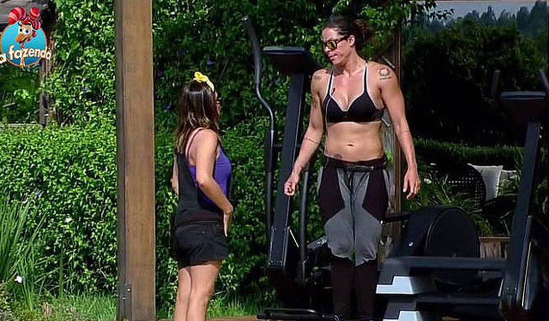 ''A Fazenda'': Mara e Rebeca combinam voto na área externa do reality