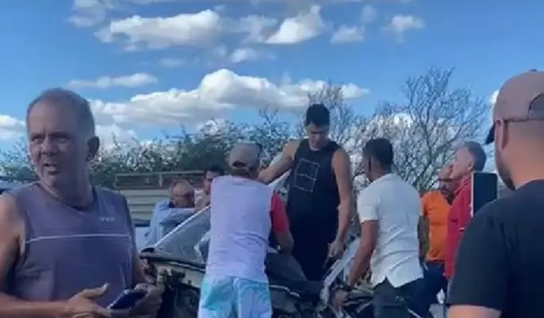 Condutor sai ileso após ter o carro esmagado por carreta, na ﻿BR-232 em Pernambuco