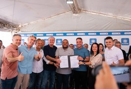 Governo de Alagoas entrega ruas pavimentadas e autoriza reforma de escola em Matriz do Camaragibe