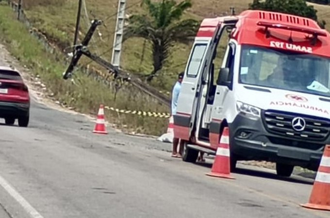 Homem morre após carro colidir contra poste de energia elétrica na AL-105