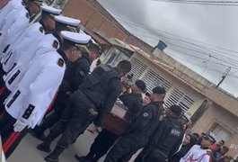 Vídeo. Familiares e amigos se despedem de tenente da PM de Alagoas que morreu em Brasília