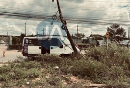 Após colisão com carro, van bate contra poste de energia elétrica no bairro Bom Sucesso