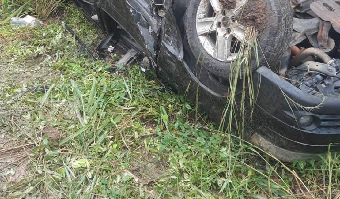 Ao menos duas pessoas ficam feridas em acidente envolvendo três veículos em Atalaia