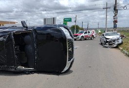 Vídeo. Colisão entre carros e moto é registrada no Zélia Barbosa, em Arapiraca