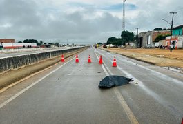 Caminhoneiro atravessa pista para fazer compra e morre atropelado por motociclista em Teotônio