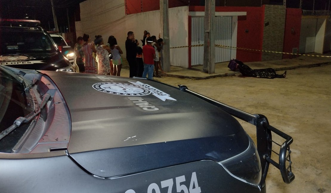 Vídeo. Entregador é assassinado após pedido de pizza em Arapiraca; crime foi flagrado por câmera de segurança