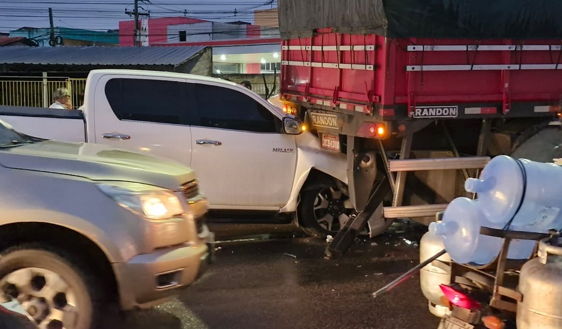 Colisão entre Hilux e carreta provoca congestionamento na AL-220, em Arapiraca